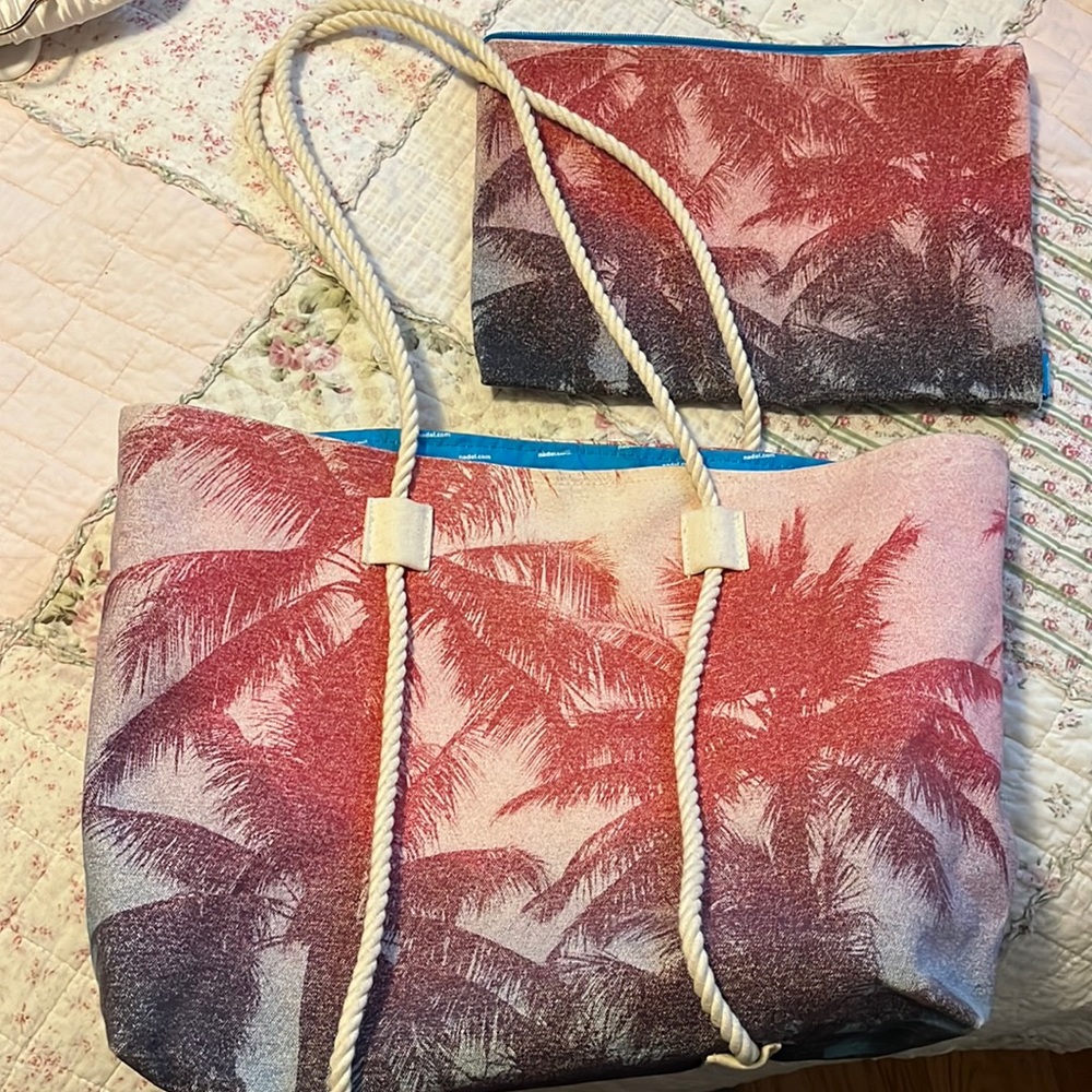 Minimally used beach bag with medium sized tote! Perfect for summer!